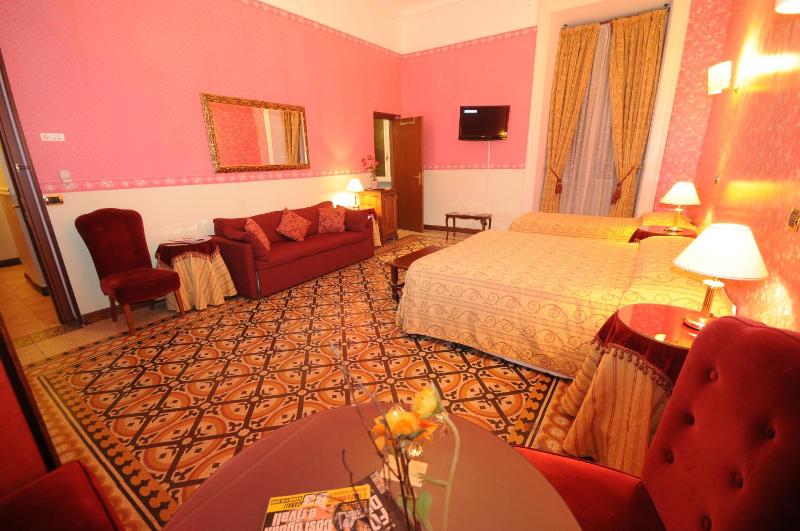 Family Room (6 Adults) image 3