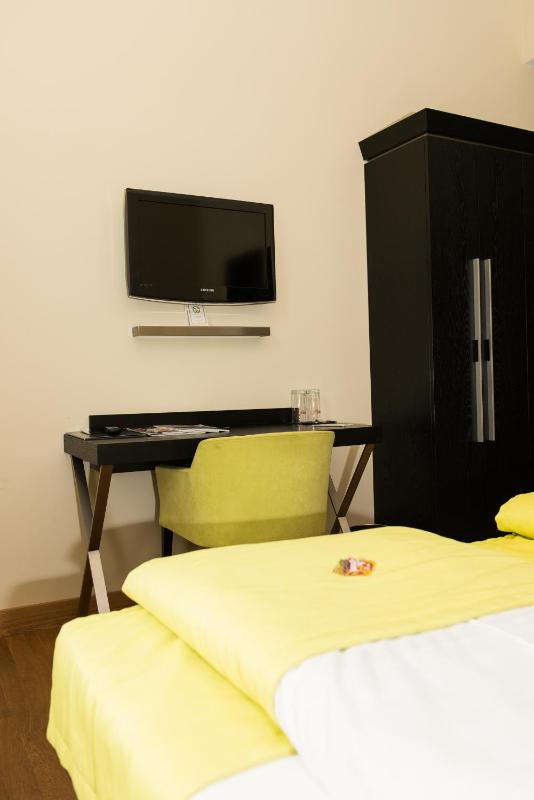 Double Room image 3