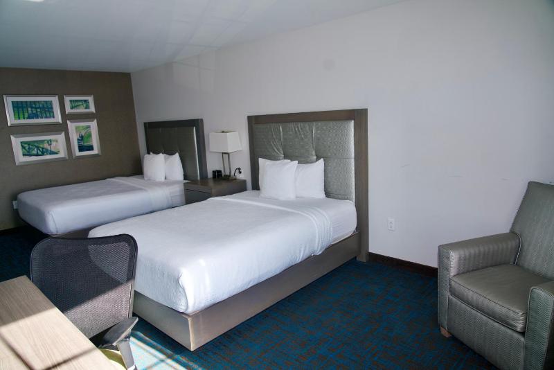 Queen Room with Two Queen Beds image 3