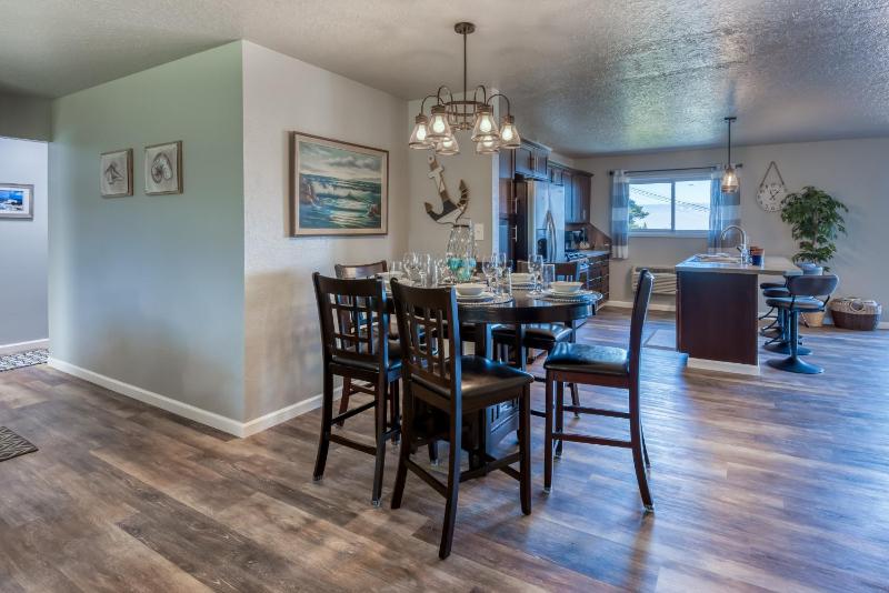 The Pacific Lookout Sleeps 6 Hot Tub Pet Friendly Ocean View EV Charger - image 4