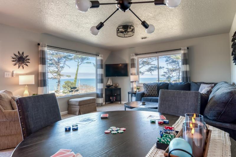 The Pacific Lookout Sleeps 6 Hot Tub Pet Friendly Ocean View EV Charger - image 1