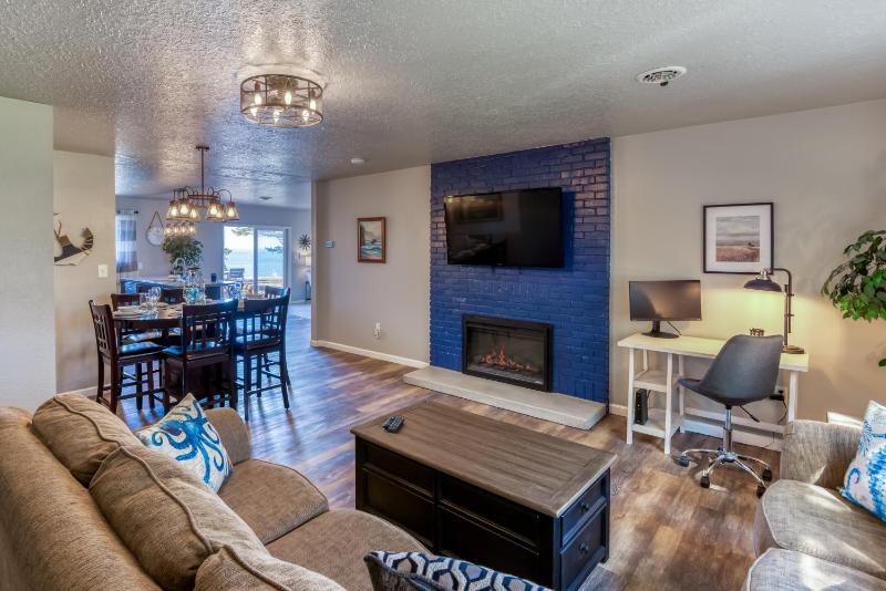 The Pacific Lookout Sleeps 6 Hot Tub Pet Friendly Ocean View EV Charger - image 24