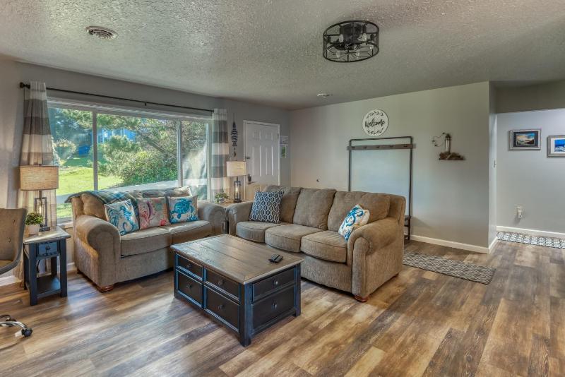 The Pacific Lookout Sleeps 6 Hot Tub Pet Friendly Ocean View EV Charger - image 5