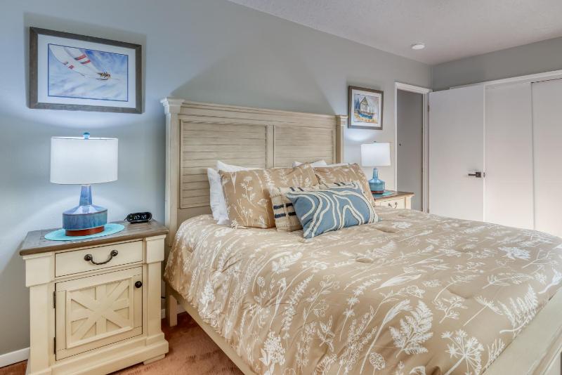 The Pacific Lookout Sleeps 6 Hot Tub Pet Friendly Ocean View EV Charger - image 47