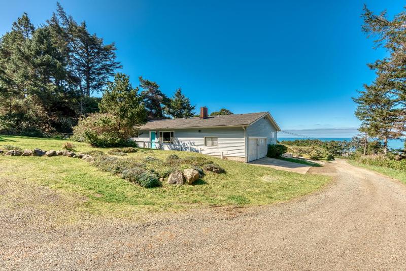 The Pacific Lookout Sleeps 6 Hot Tub Pet Friendly Ocean View EV Charger - image 46