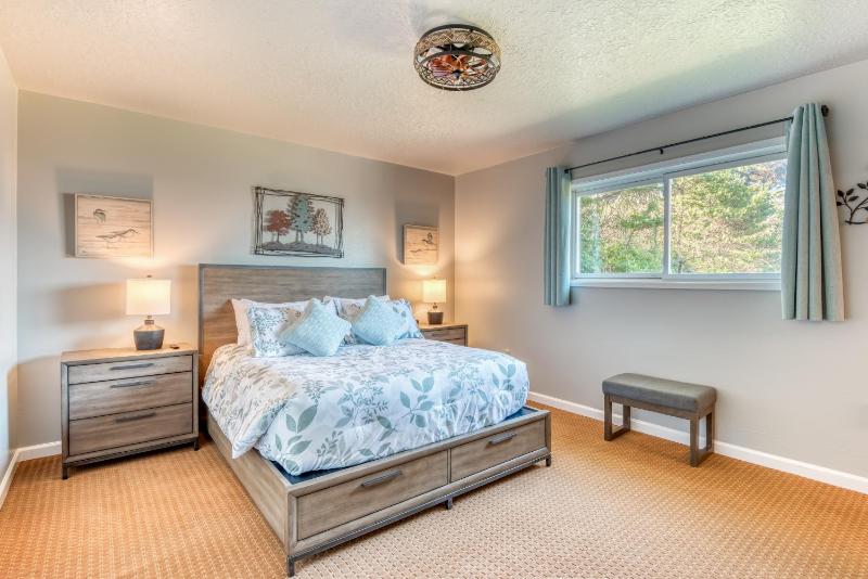 The Pacific Lookout Sleeps 6 Hot Tub Pet Friendly Ocean View EV Charger - image 25