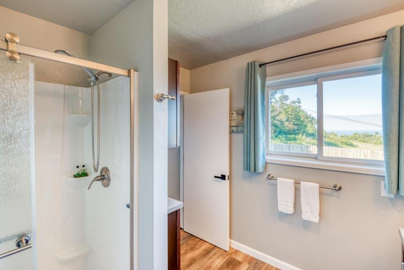 The Pacific Lookout Sleeps 6 Hot Tub Pet Friendly Ocean View EV Charger - image 19