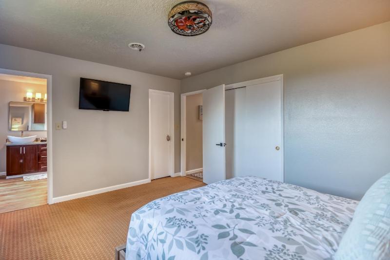 The Pacific Lookout Sleeps 6 Hot Tub Pet Friendly Ocean View EV Charger - image 43