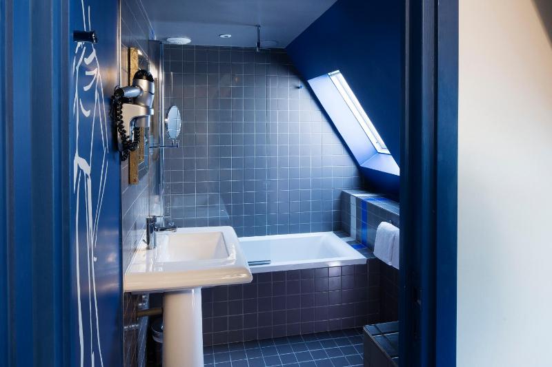 Deluxe Double or Twin Room image 2