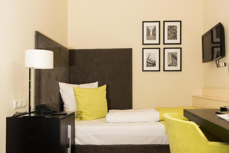 Single Room image 3