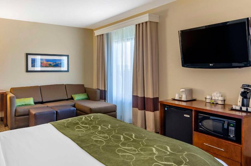 Standard Queen Suite with Two Queen Beds and Bathtub - Accessible/Non-Smoking image 3