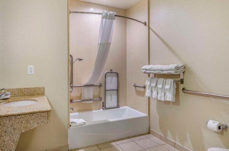 Standard Queen Suite with Two Queen Beds and Bathtub - Accessible/Non-Smoking image 2