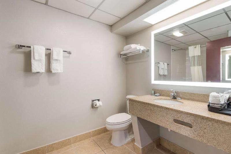 Double Room with Two Double Beds and Bathtub w/Grab Bars - Mobility Accessible/Non-Smoking image 4