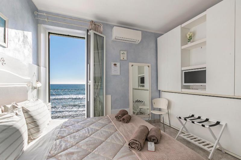 Double Room with Balcony and Sea View image 3