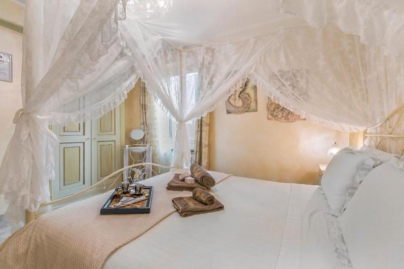 Double Room image 4