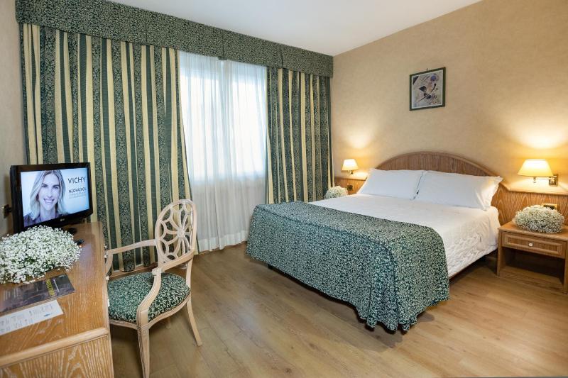 Deluxe Suite with Spa Bath image 1