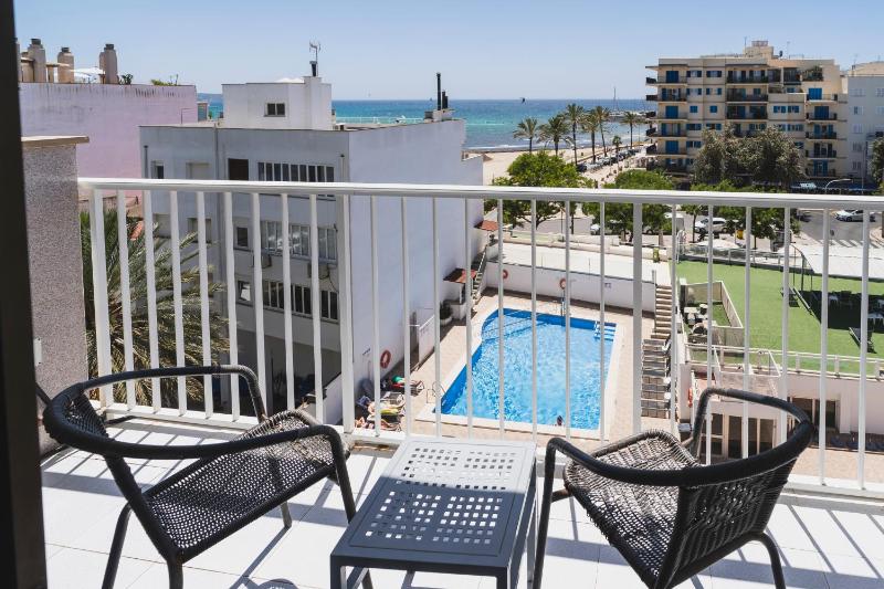 Twin Room with Pool View image 4