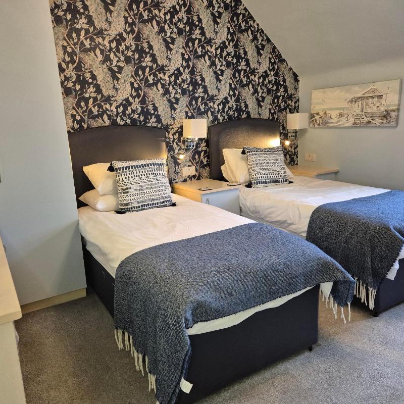 Standard Twin Room image 1