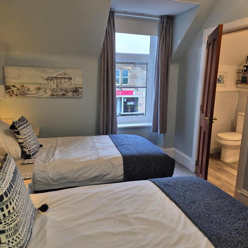 Standard Twin Room image 3