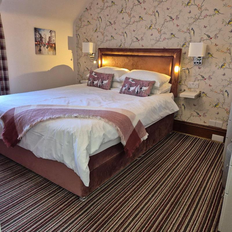 Double Room with En-Suite Shower image 1
