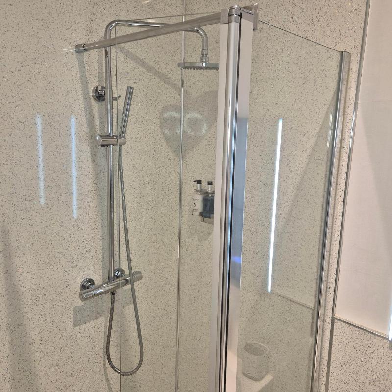 Double Room with En-Suite Shower image 2