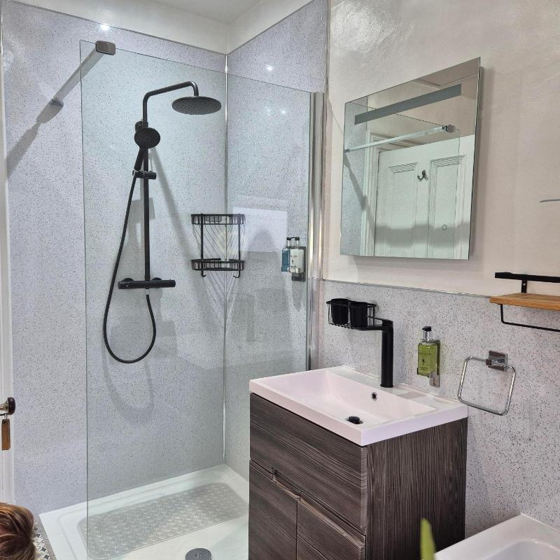 Triple Room with Private Bathroom image 3