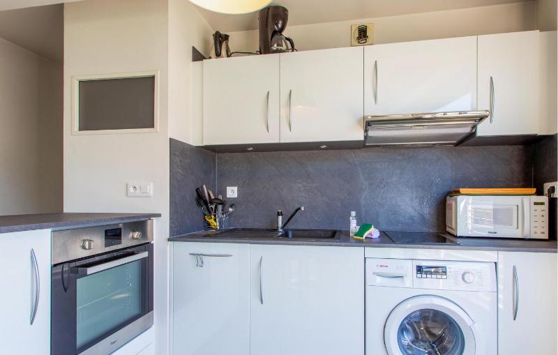 1 Bedroom Lovely Apartment In La Rochelle - image 4