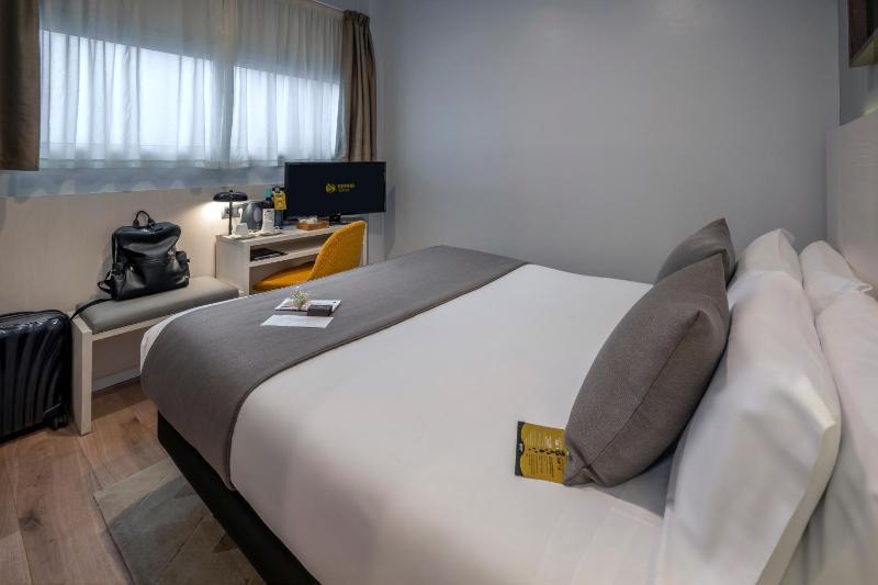 Small Double Room image 1