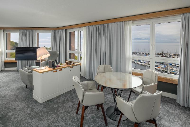 Junior Suite with Lake View image 4