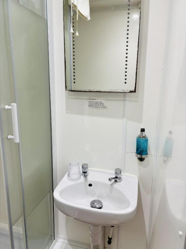 Single Room with Shower image 4