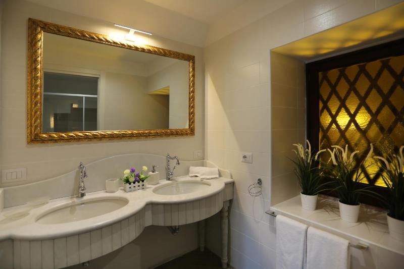 Large Double Room image 2