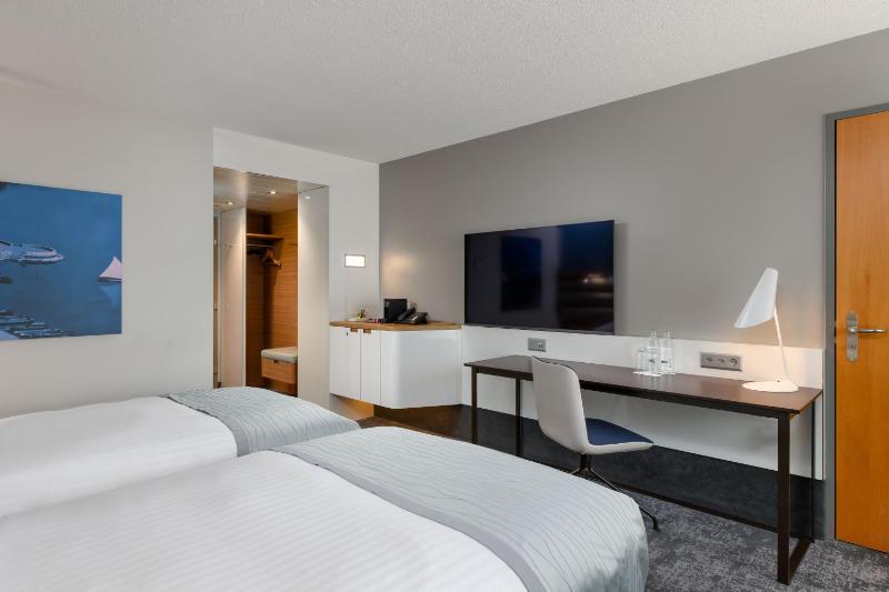 Premium Twin Room image 2