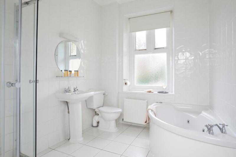 Standard Family Room (2 Adults + 2 Children) image 3