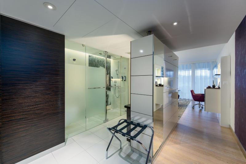 Premium Queen Room image 3