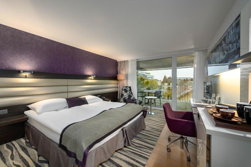 Premium Queen Room image 2