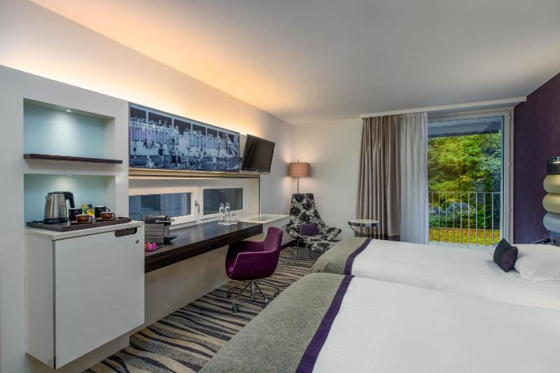 Premium Twin Room image 3