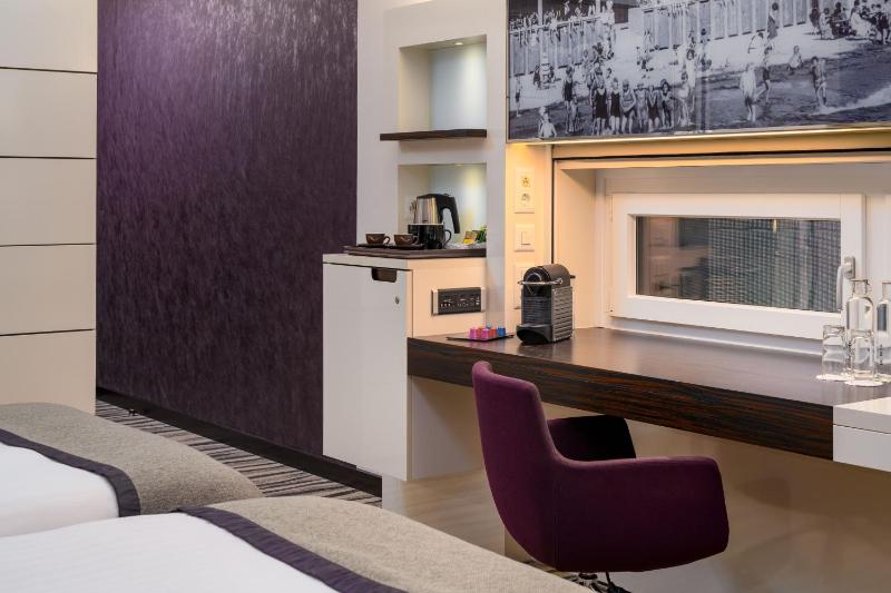 Premium Twin Room image 4
