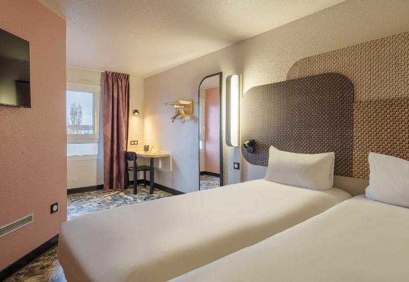 Twin Room image 4