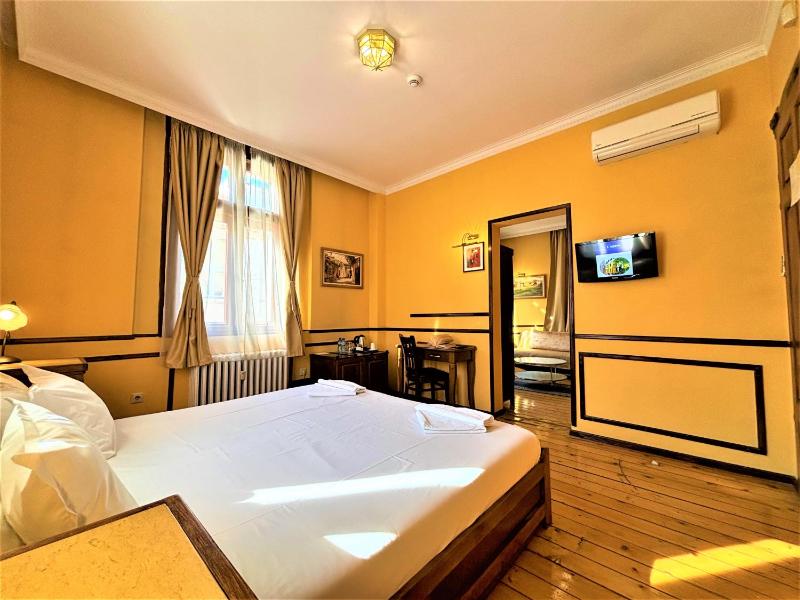Deluxe Double Room image 3