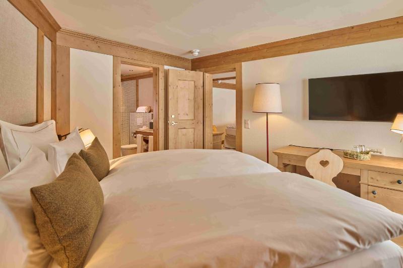 Junior Suite with Mountain View image 4