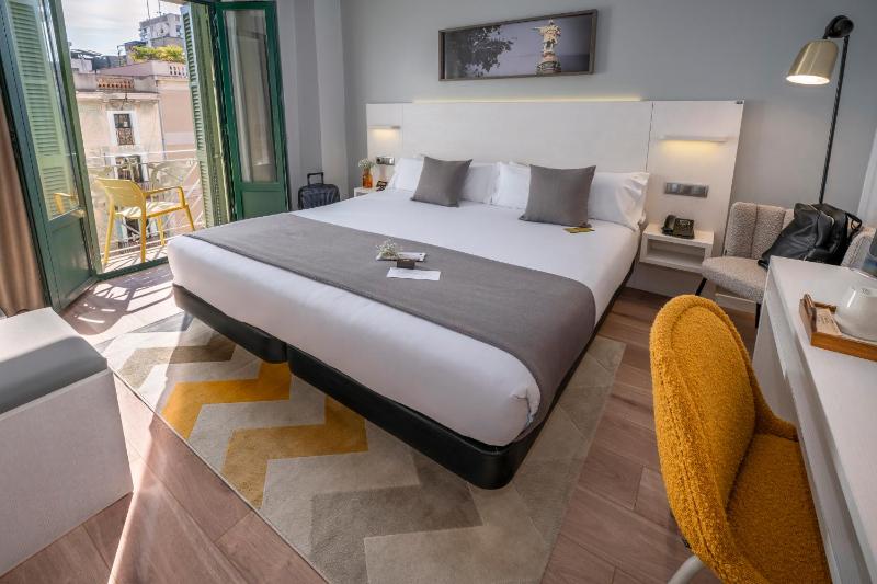 Double Room with Balcony image 1
