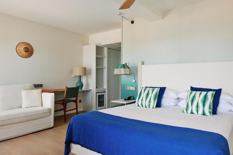 Superior Double or Twin Room with Sea View image 3