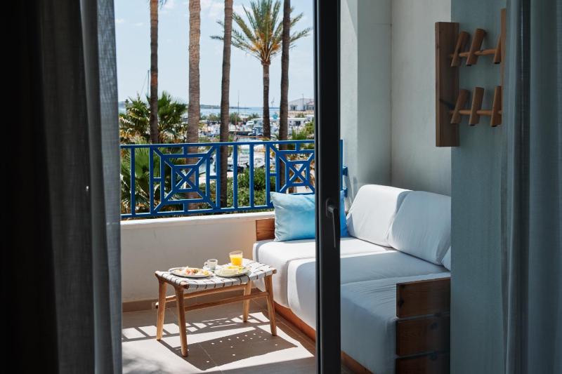 Superior Double or Twin Room with Sea View image 4