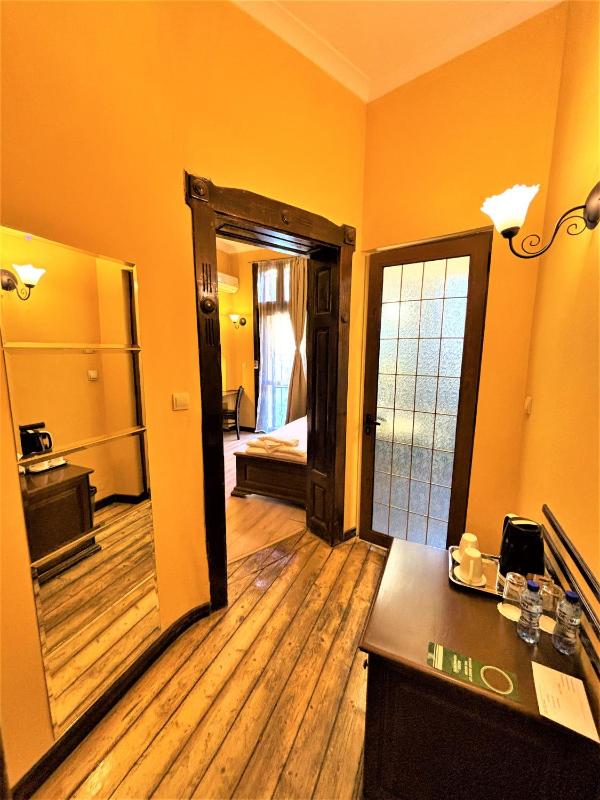 Twin Room image 4