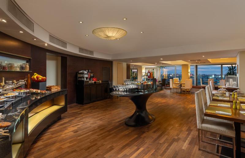 Executive Room with Lounge Access image 3