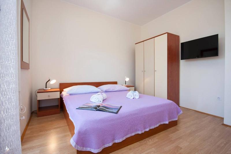 Family Apartments & Rooms Mikelin - image 1