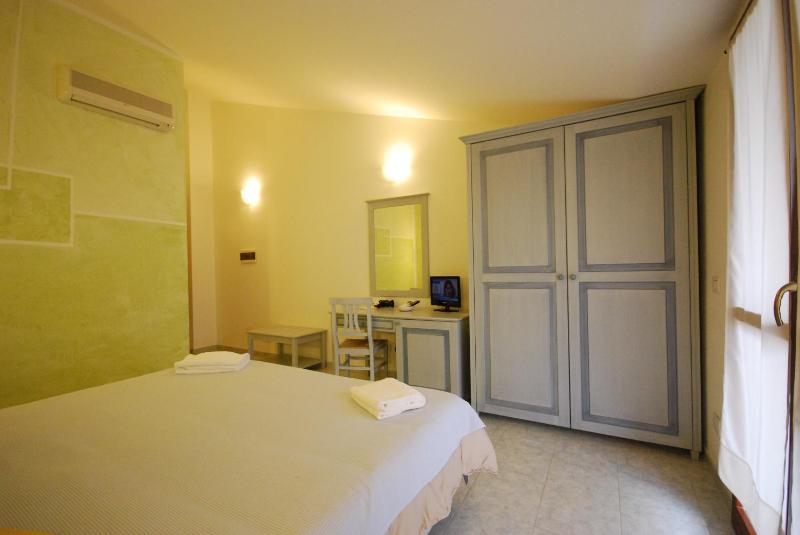 Standard Double Room with Balcony image 4
