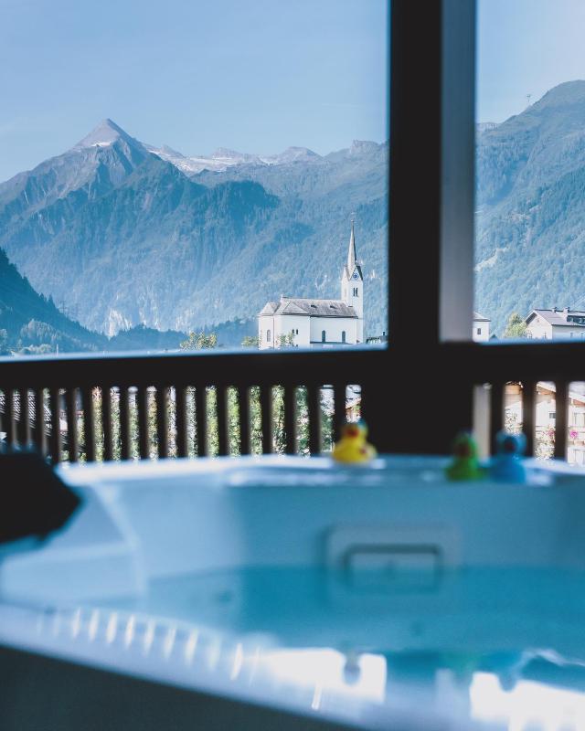 Deluxe Suite with Spa Bath and Free Tauern Spa Entry image 4