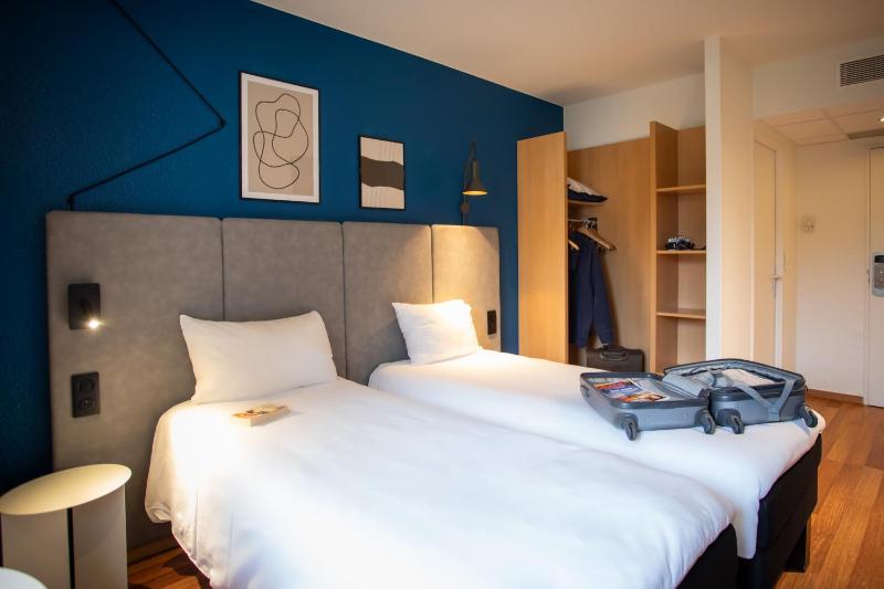 Standard Twin Room image 1