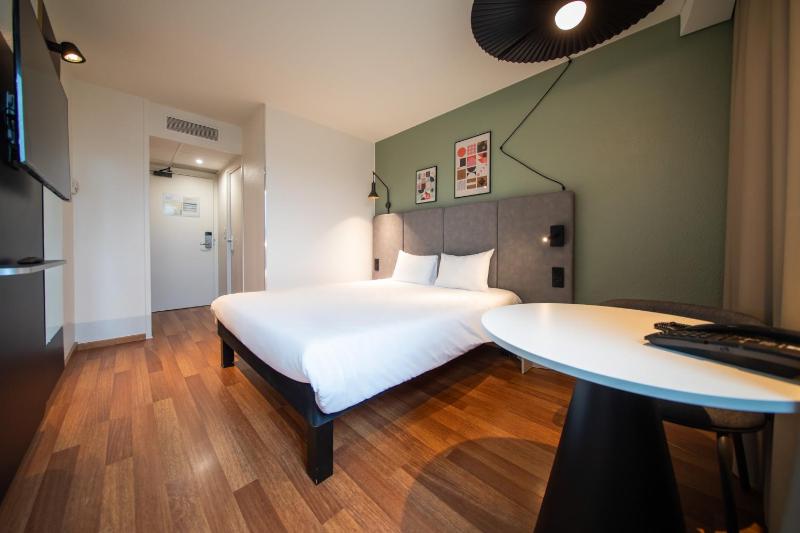 Standard Double Room image 3